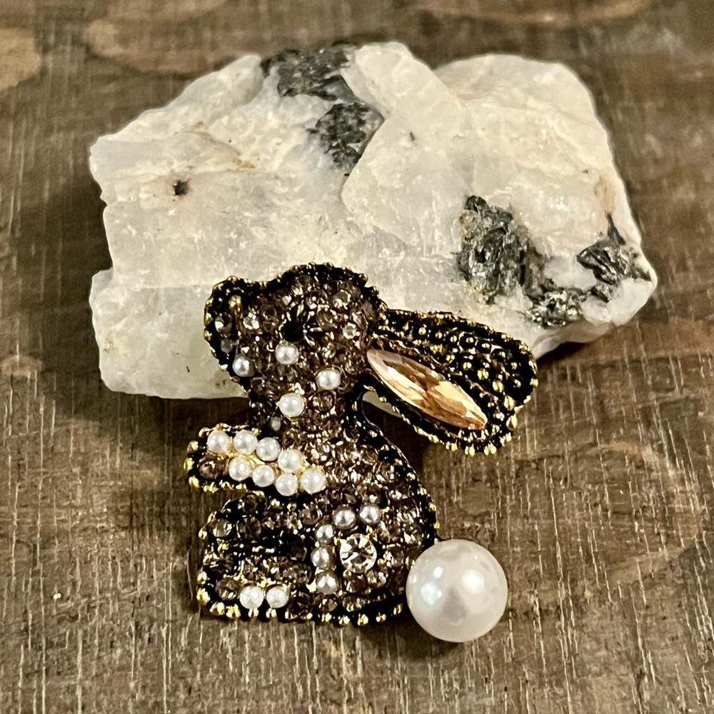 🐰 NEW Rhinestone Rabbit / Bunny Brooch Pin